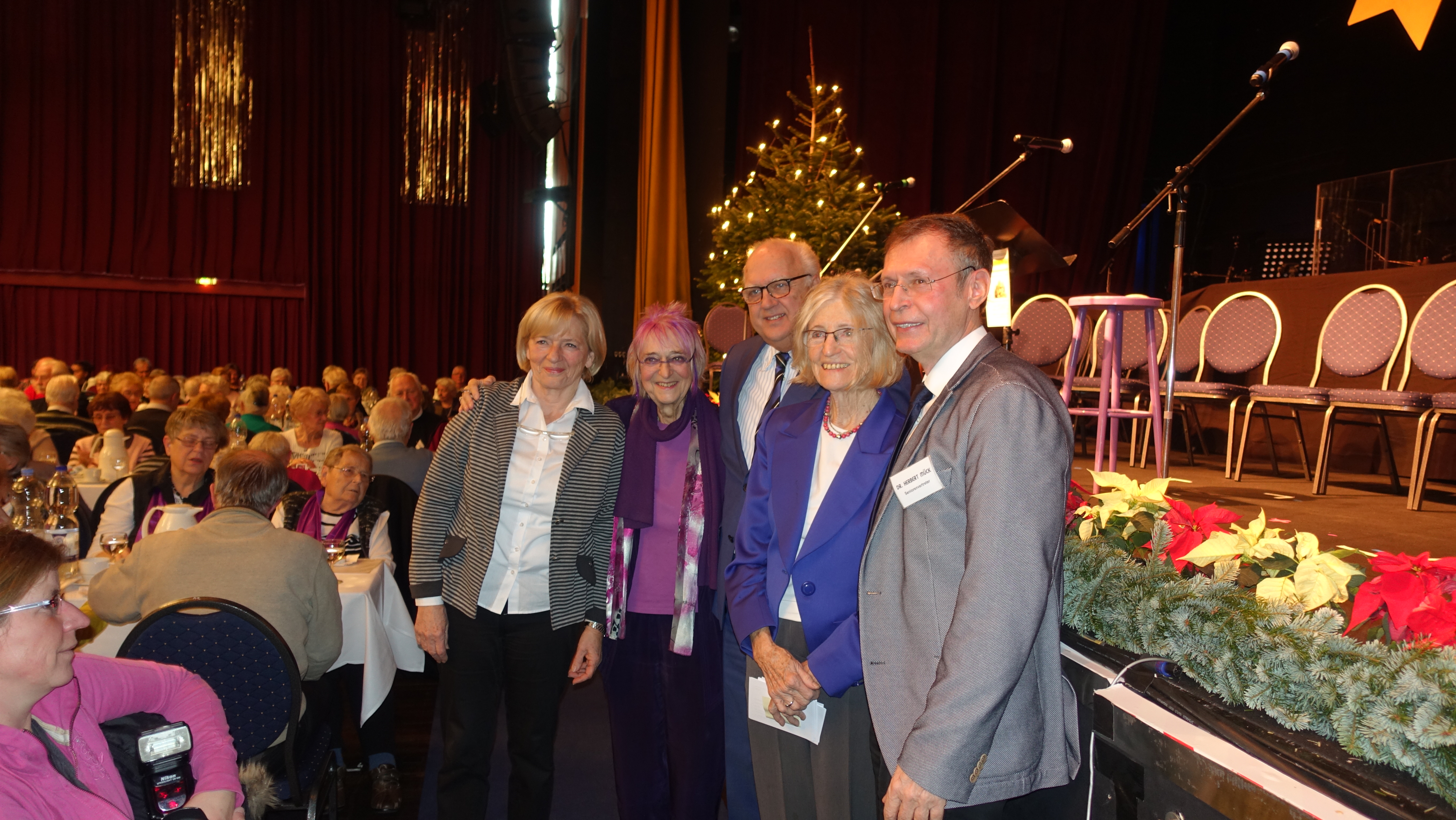 Das Foto zeigt Seniorenvertreter Dr. Herbert Mück, Ingrid Ittelfernau, Bürgermeister Hans-Werner Bartsch, Monika Kampmann, Frau Bartsch in der Mülheimer Stadthalle im Rahmen der 19. Kölschen Weihnacht.